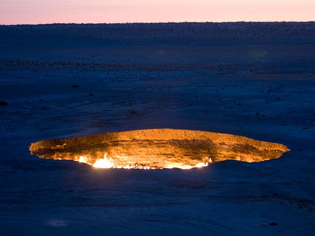 門 地獄 トルクメニスタン 之 トルクメニスタン・地獄の門 落ちたら死亡の超危険な絶景！
