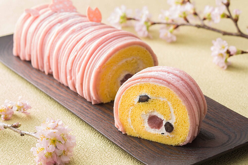 【ザ・キャピトルホテル東急】「桜のロールケーキ」2,592円(税込)。販売期間は、2020年4月15日(水)まで。