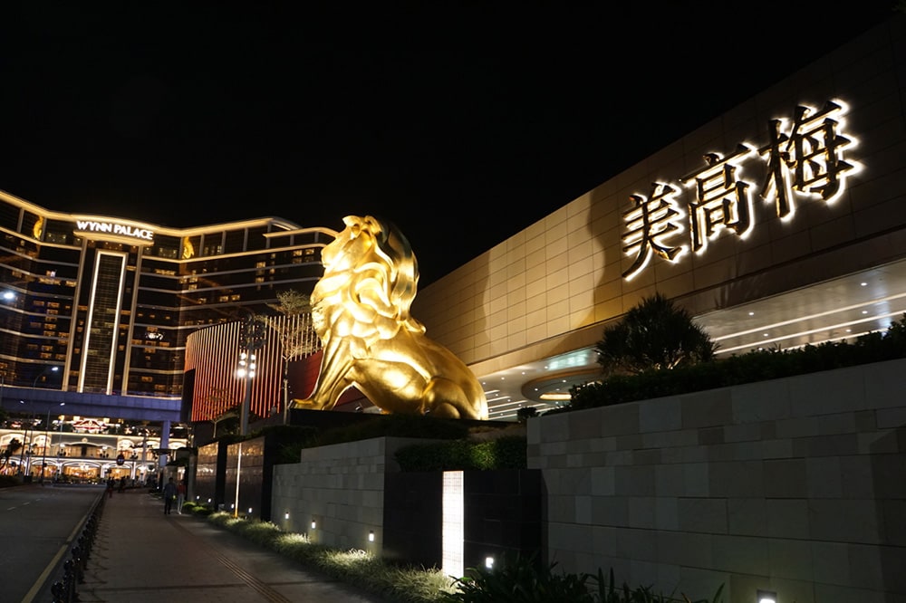 MGMのシンボル、ライオン像も鎮座。周辺には大型IRが複数建ち並ぶ。