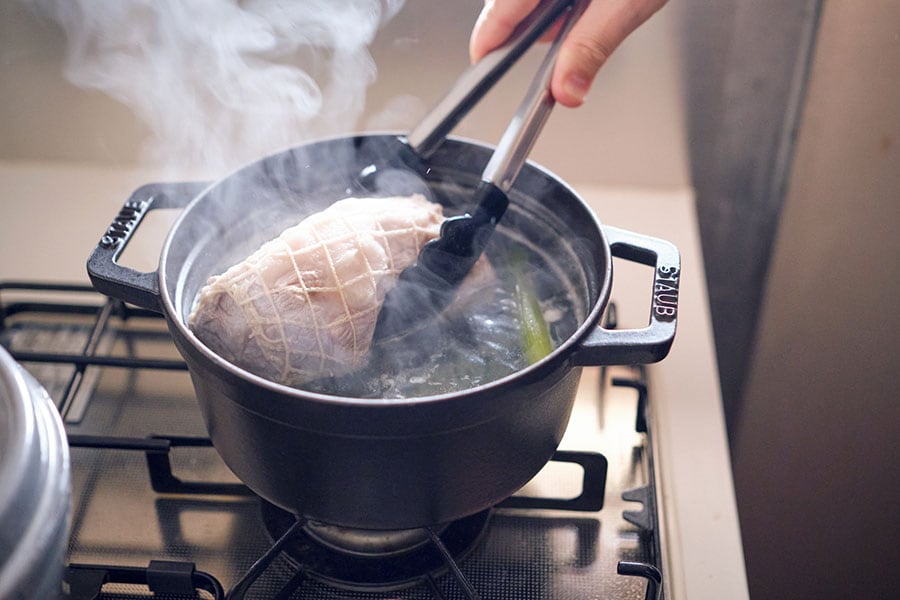 鍋にたっぷりの水と長ねぎを入れて中火にかける。