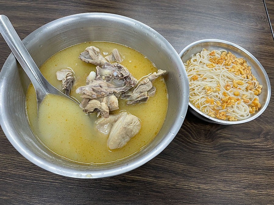 左から、ブツ切りの鶏肉が入った「麻油鶏塊湯」(110元)と、ほんのりとした麻油鶏風味の「麻油乾麺線」(20元)。