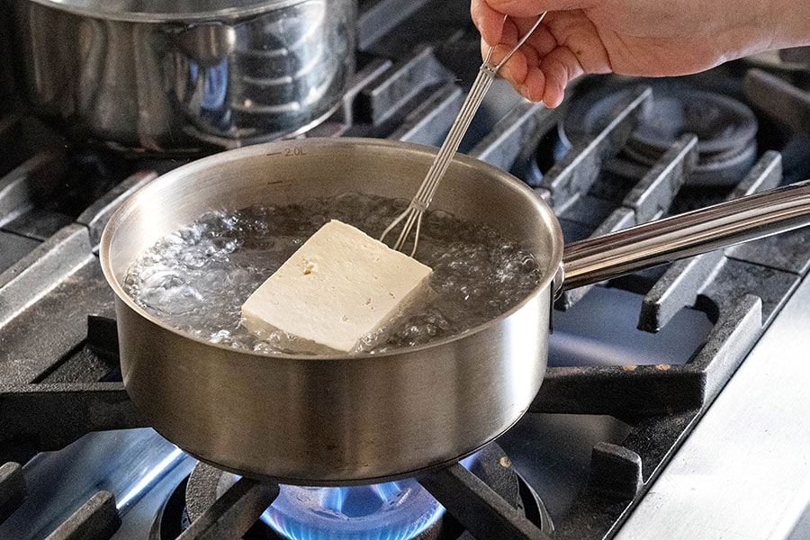 硬豆腐をサッと湯通し。