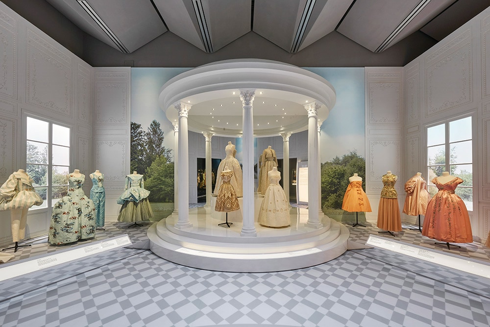 ハウス オブ ディオールのデザインと、歴史的なドレスや装飾品との関連が見える「Historicism」ギャラリー。©ADRIEN DIRAND
