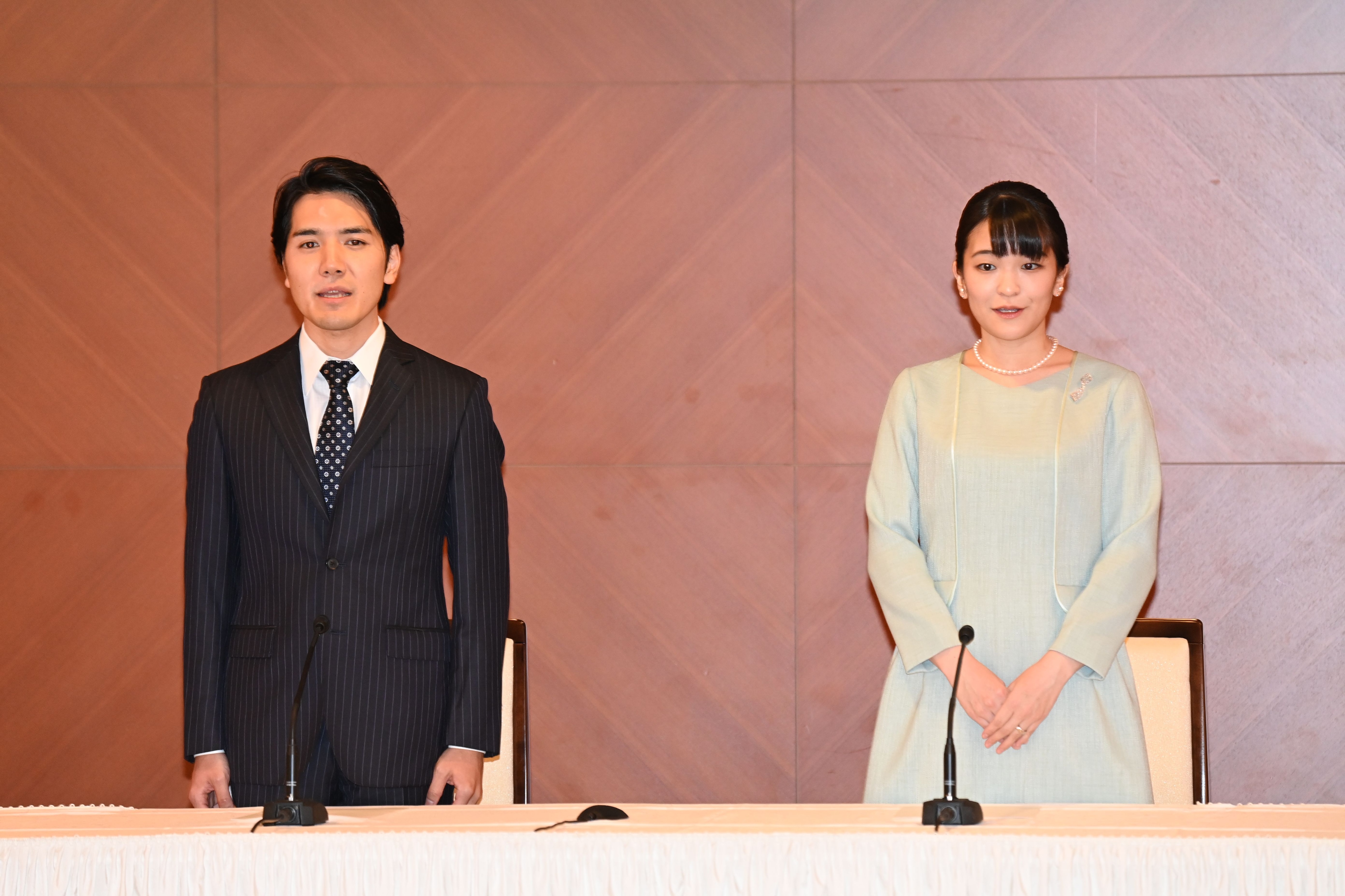 10月26日に婚姻届を提出し皇室を離れた眞子さんと、小室圭さん　©JMPA