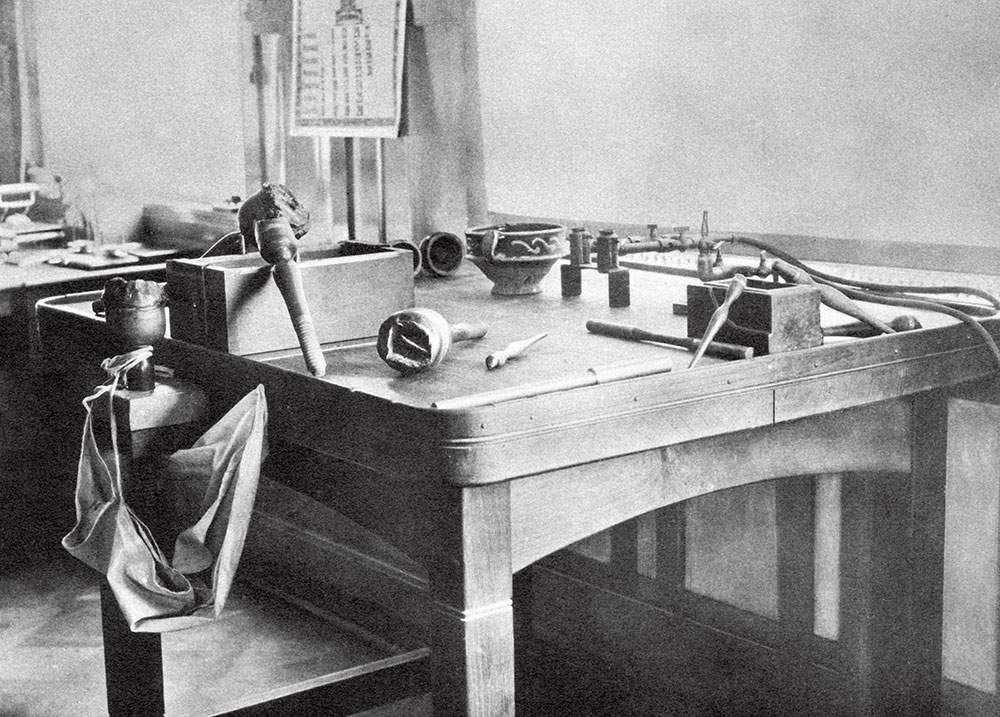 1908年当時の作業台。