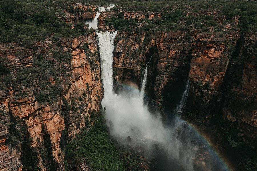 カカドゥ国立公園のジムジム・フォールズ。「カカドゥ・エア・サービス」の遊覧飛行なら、落差約200ｍの滝を一望可能。Photo：Tourism NT／Jarrad Seng