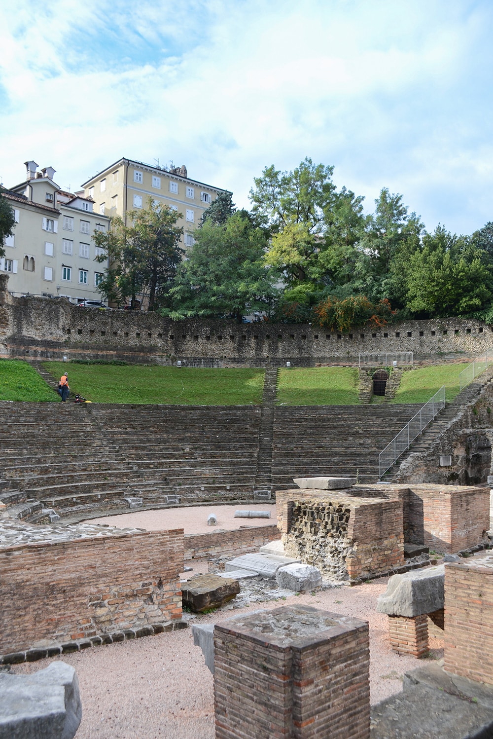 町に残る古代遺跡「ローマ劇場」。