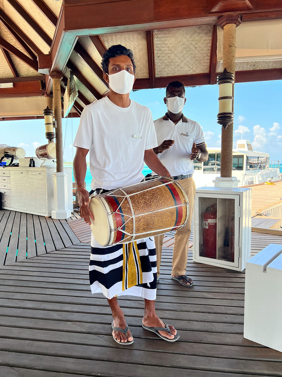 島に着くと、モルディブ伝統の音楽「ボドゥベル」の太鼓で出迎えてくれた。
