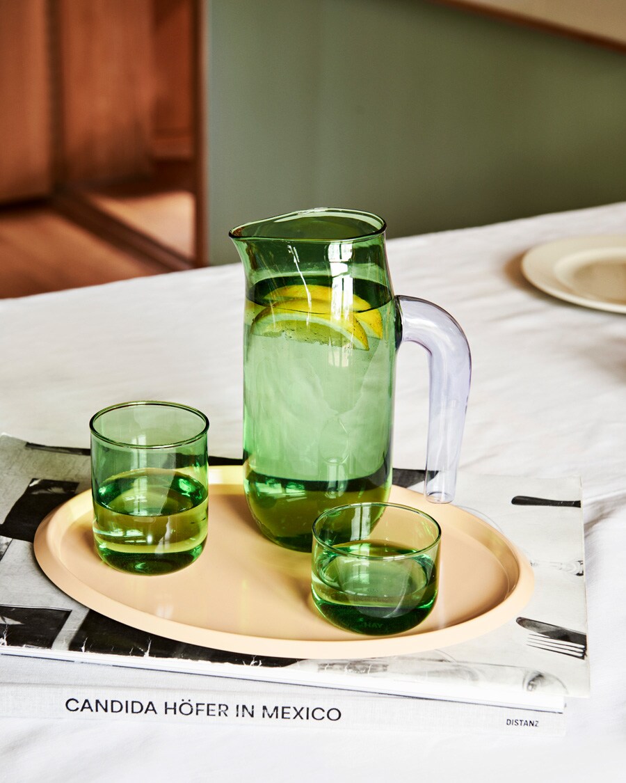グラスもグリーンでコーディネートすれば、テーブルが夏仕様に。