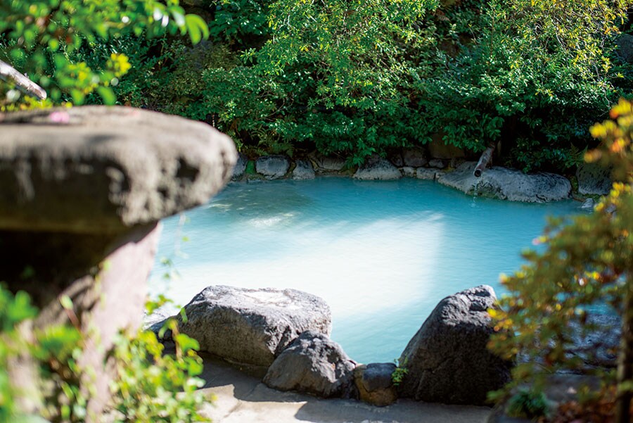 緑に囲まれた庭園露天風呂。硫黄成分を含んだ明礬温泉は、美肌の湯として評判。
