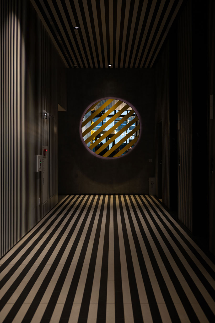 ストライプ模様が目を惹くエントランスのエレベーターホール。