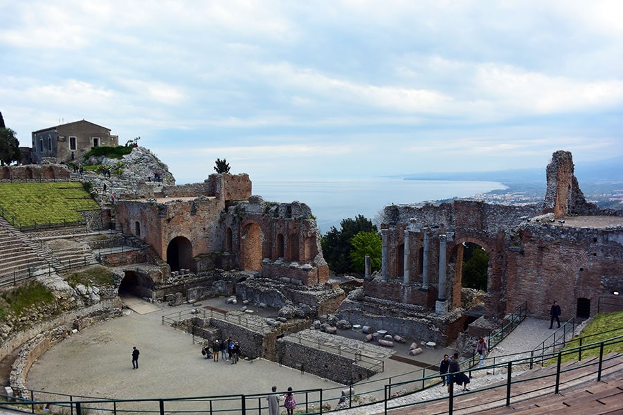 ステージの背後の絶景に視線が行くギリシャ劇場。
