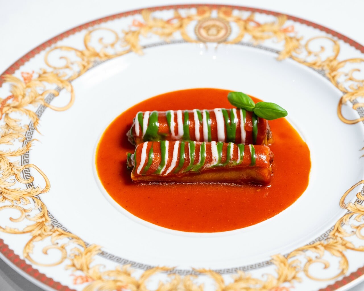 芸術的なお皿の上に盛り付けられた芸術的な料理。「シェフ・エルネストの祖父のストラッシナーティ」。