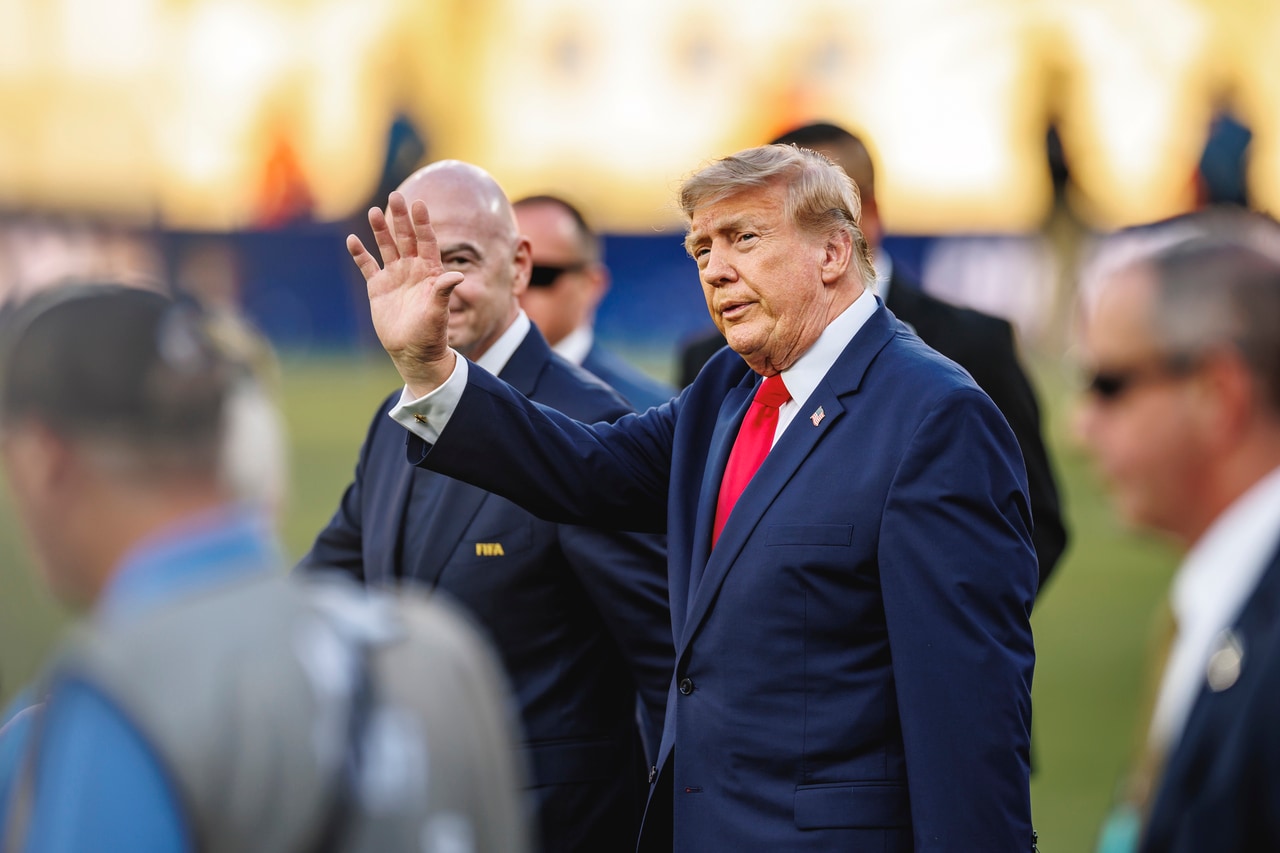 アメリカ・イラン間の協議が決裂する中、ワールドカップの表彰式に登場したトランプ大統領。©JMPA
