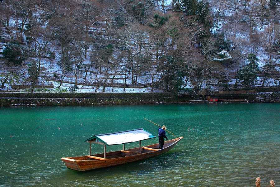 【京都府】冬の保津川下り。写真：アフロ