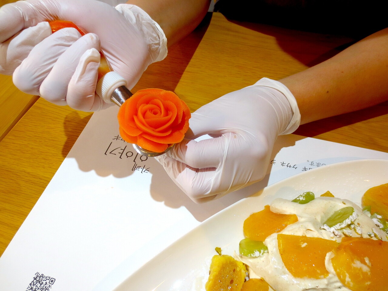 あんフラワーは作りたてをスイーツに添えて。