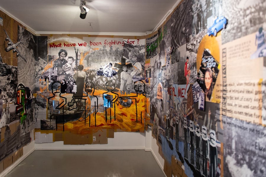 韓国生まれのチェ・ヨンファンは、韓国と日本の争いの歴史をテーマにしたコラージュアートで壁全面を覆う。