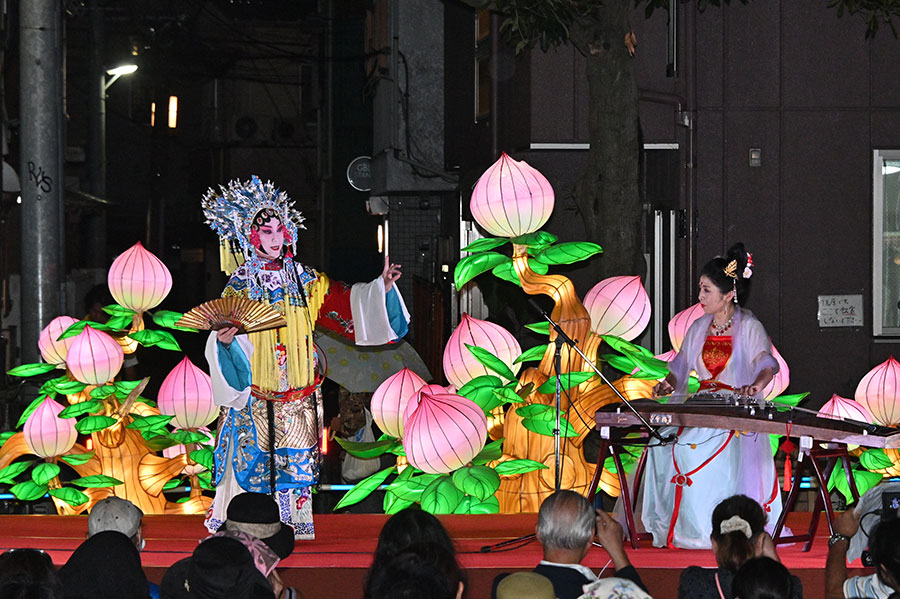 京劇の一節など、中国の伝統舞踊を鑑賞。