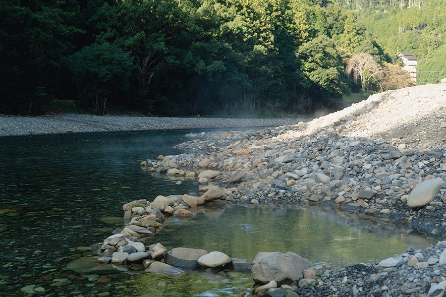 ほんのりと湯気が上がる、川沿いの手作り温泉「川湯温泉」。