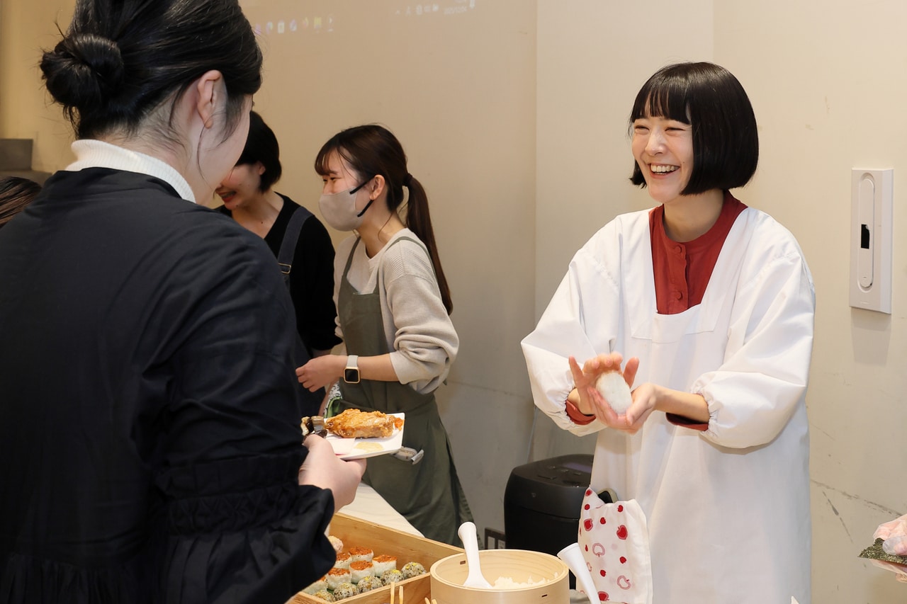 来場者とコミュニケーションをとりながらおむすびを結ぶ「旅するおむすび屋」主宰の菅本香菜さん。