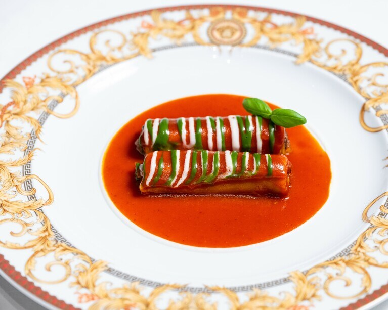 芸術的なお皿の上に盛り付けられた芸術的な料理。「シェフ・エルネストの祖父のストラッシナーティ」。