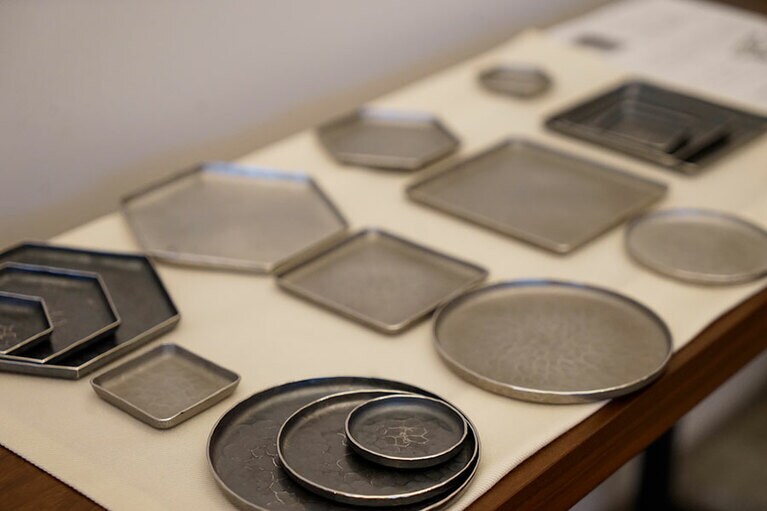 ステンレスとスチール(鉄)を使った銘々皿、豆皿。高級感がある。