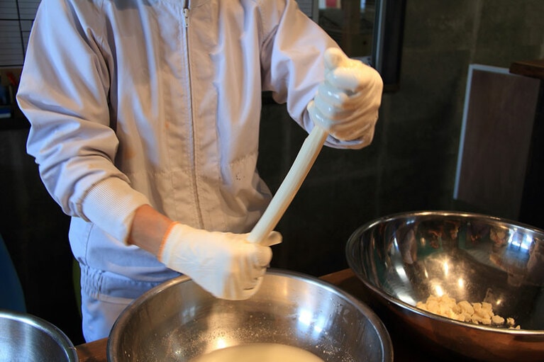 残りのチーズを細長く伸ばしてストリングチーズに。縦に裂くとカニかまのように繊維質のような形になる。