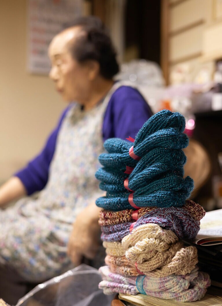 堀野さんが編んだソックスカバー。