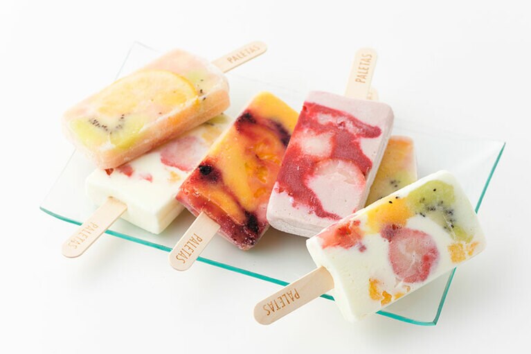 【神奈川県】PALETAS 鎌倉店「フローズンフルーツバー」。左から：ミックスイースト 480円、ミルキーミックス 540円、カシスオレンジ 540円、Soyストロベリー 540円、ミックスイースト 480円、ミルキーミックス 540円(以上すべて税込)。