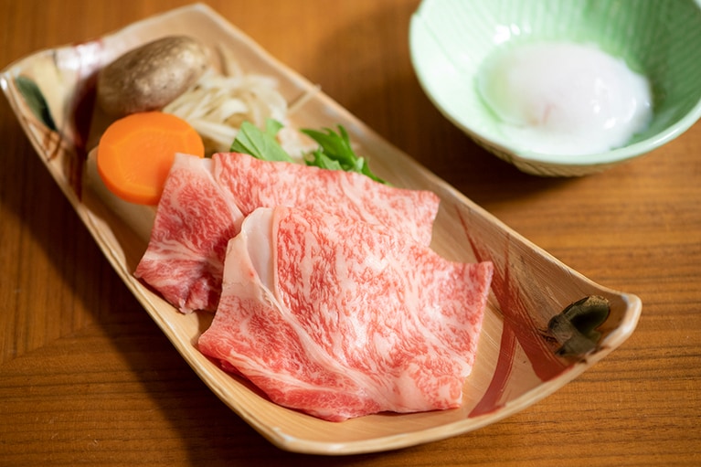 特選会席では黒毛和牛の料理も楽しみ。時季によりすき焼きや陶板焼きなどで。