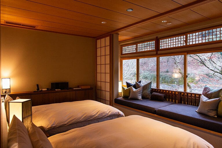 窓辺にベンチソファを設えた特別室の「月橋」のツインタイプ。「月橋」にはこのほか、メゾネットタイプもある。