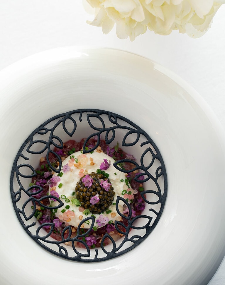スペシャリテ“牛肉のタルタル”。出汁の香りとバルサミコが味わいを支える。ジャガイモのムース、キャビアをのせて。