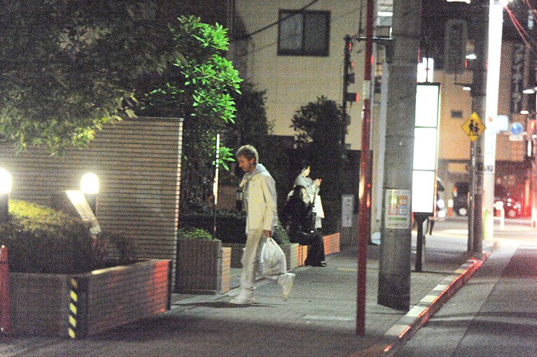 ISSAといえば芸能界屈指のモテ男である。2012年には、当時AKB48のメンバーだった増田有華がISSA宅にお泊まりする模様が「週刊文春」にスクープされた。写真は周囲を警戒しながら帰宅するISSA。