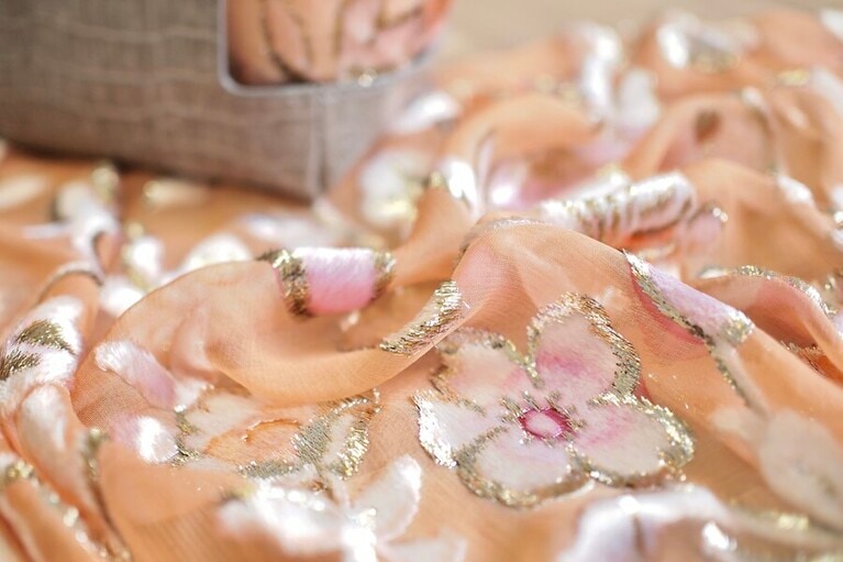 ゴールドの糸が織り込まれた美しいベルベット生地。ⒸBrijean