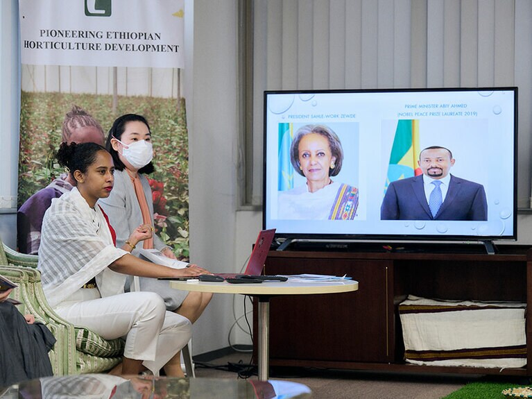 エチオピア大使館・書記官の方が、観光地や自然、世界遺産などを、モニターを使って紹介。