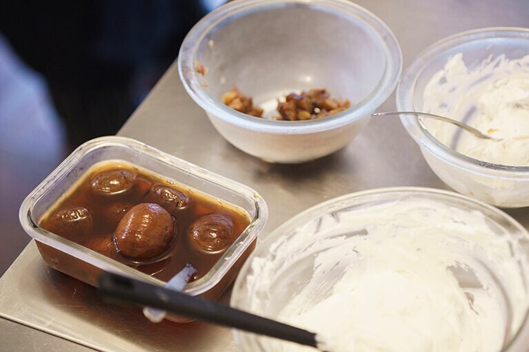 地元の栗を使う。