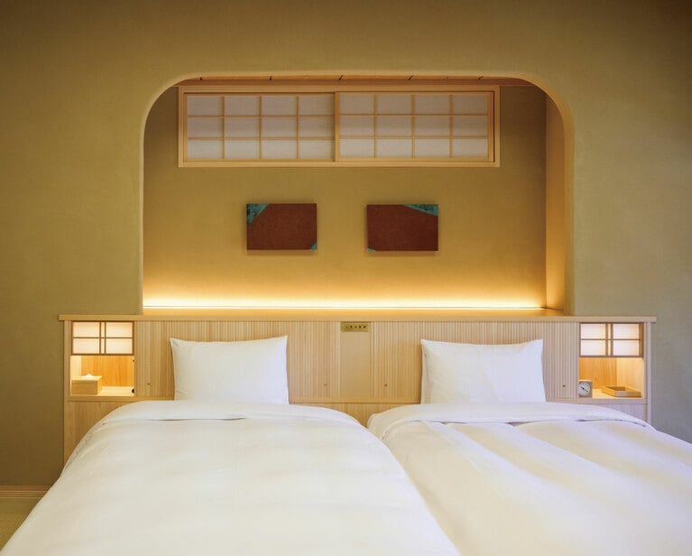 趣の異なる内風呂を設えたスタンダードツインの客室より「檜風呂付スタンダードスイート／ツイン」。