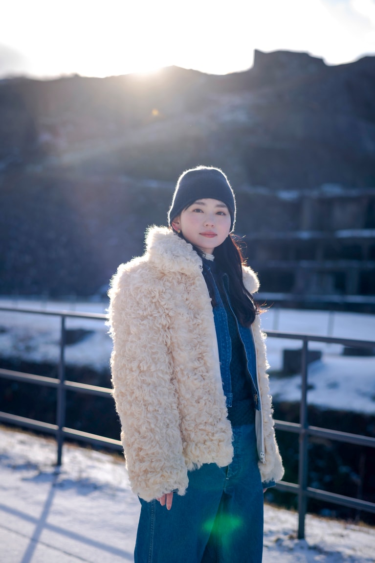 俳優・山田杏奈さんといく、世界遺産の島・佐渡島。雪景色の北沢浮遊選鉱場は神秘的な風景【通いたくなる島、佐渡】