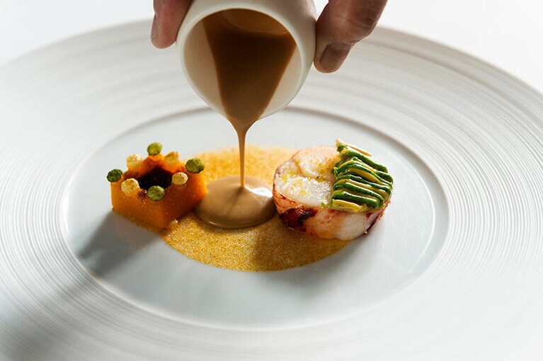 “ロブスターとムール貝”。ロブスターにのせられたドイツ風ラビオリの内側には、ムール貝の燻製が。バターナッツかぼちゃのローストを添え、ロブスターのビスクを和えながらいただく。