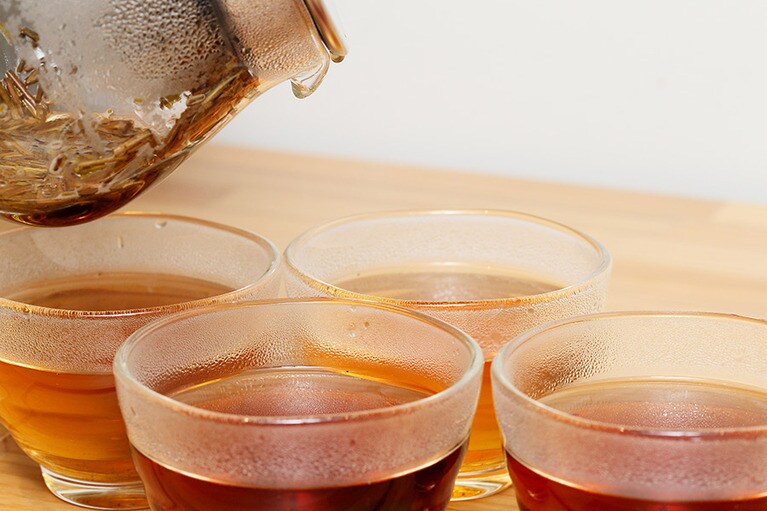 【ほうじ茶に山椒パラリ】ほうじ茶をいれる。100度のお湯を勢いよく入れ、約○分置く。最後の一滴まで丁寧にいれましょう。