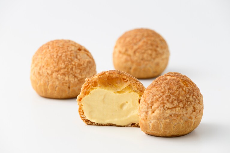 プレミアムカスタードシュー 各216円。※北海道の店舗では取り扱いがありません