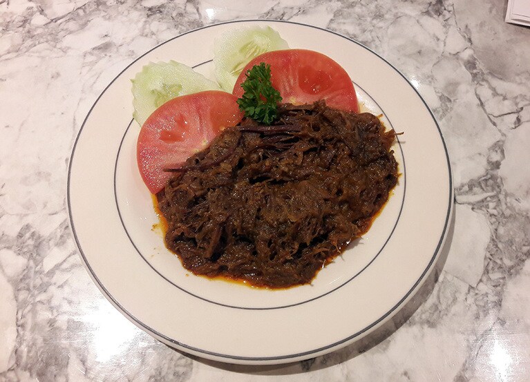 ショッピングモール内にあるレストラン「マダムクワン」のビーフルンダンはフレークタイプ。ご飯にからめて食べる(写真撮影：あやのさん)。