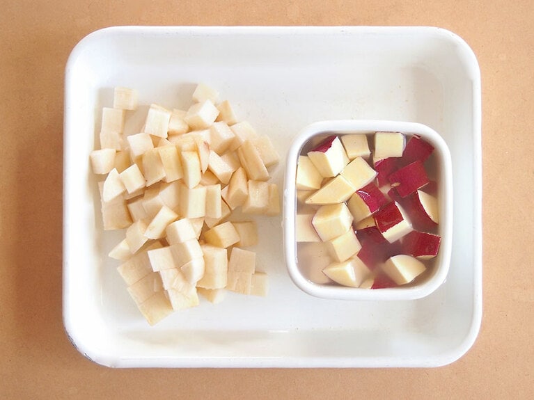 長芋は皮をむいて角切りに。さつまいもは皮付きのまま角切りにし、水にさらしてアク抜きをする。