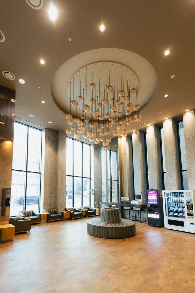 天井が高く、開放感のあるロビー。