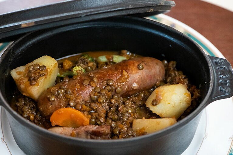 “自家製ソーセージとレンズ豆の煮込み” 2,420円にはカベルネ・フランを合わせたい。レストランではほかにパスタや、信州サーモンなど、ワインに合う料理をアラカルトで提供。