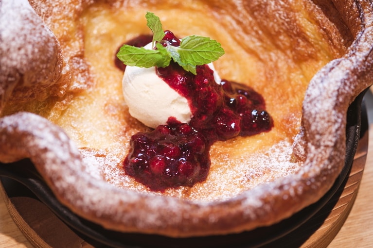 アツアツのダッチベイビーに冷たいアイスクリームとソースを。