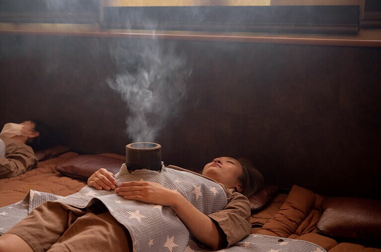 【施術1】よもぎ灸。平均滞在時間は約3時間。料金は現金 15,000ウォン、カード 16,000ウォン。