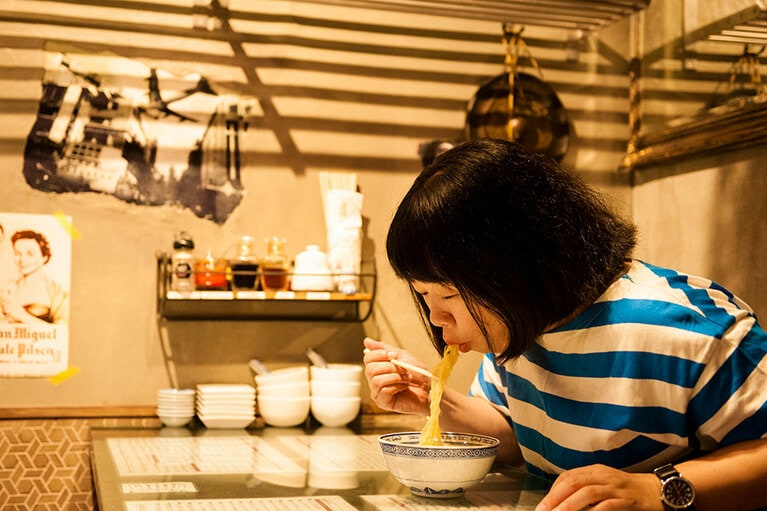 つるつるっと軽快に箸を進める伊藤さん。本場に忠実なスタイルに大感動！