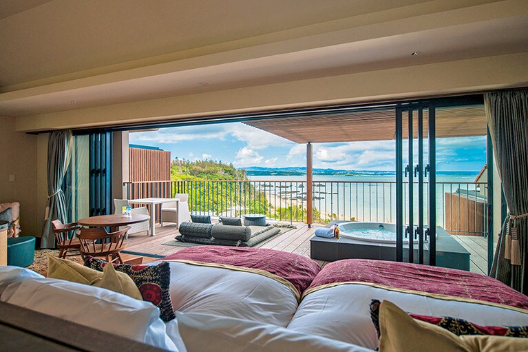 テラスにジェットバスが付いたエグゼクティブツインの客室。