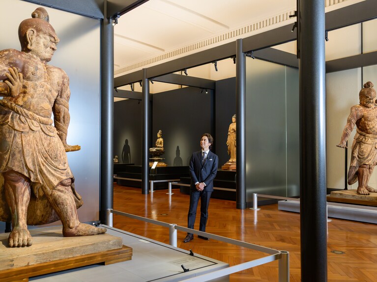 普段はめったに観ることができない背面を観て「全く印象が違いますね！」と驚く。